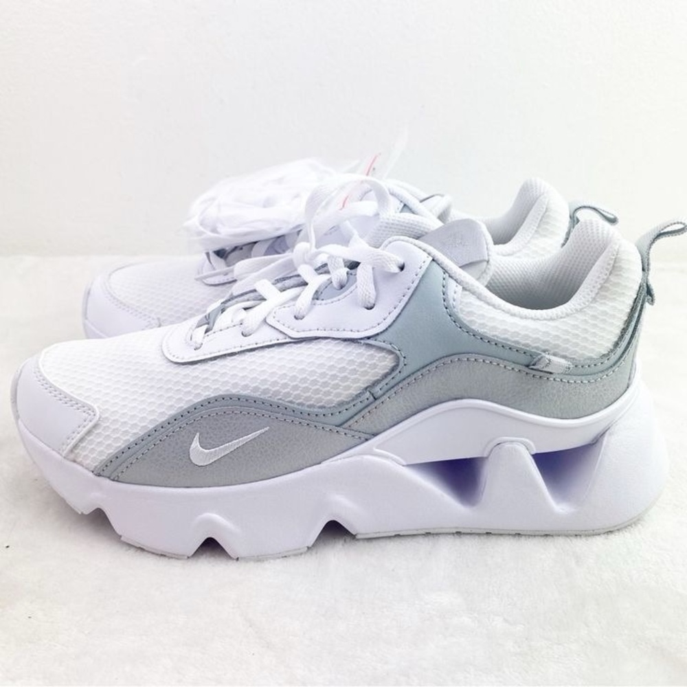 Nike RYZ white metallic platinum sneaker - size 7